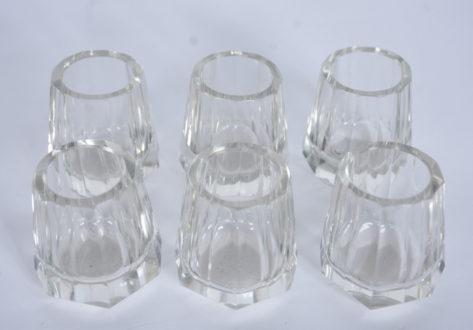 Conjunto Art Deco com licoreira e seis copinhos de cristal facetado. - foto 5 de 5