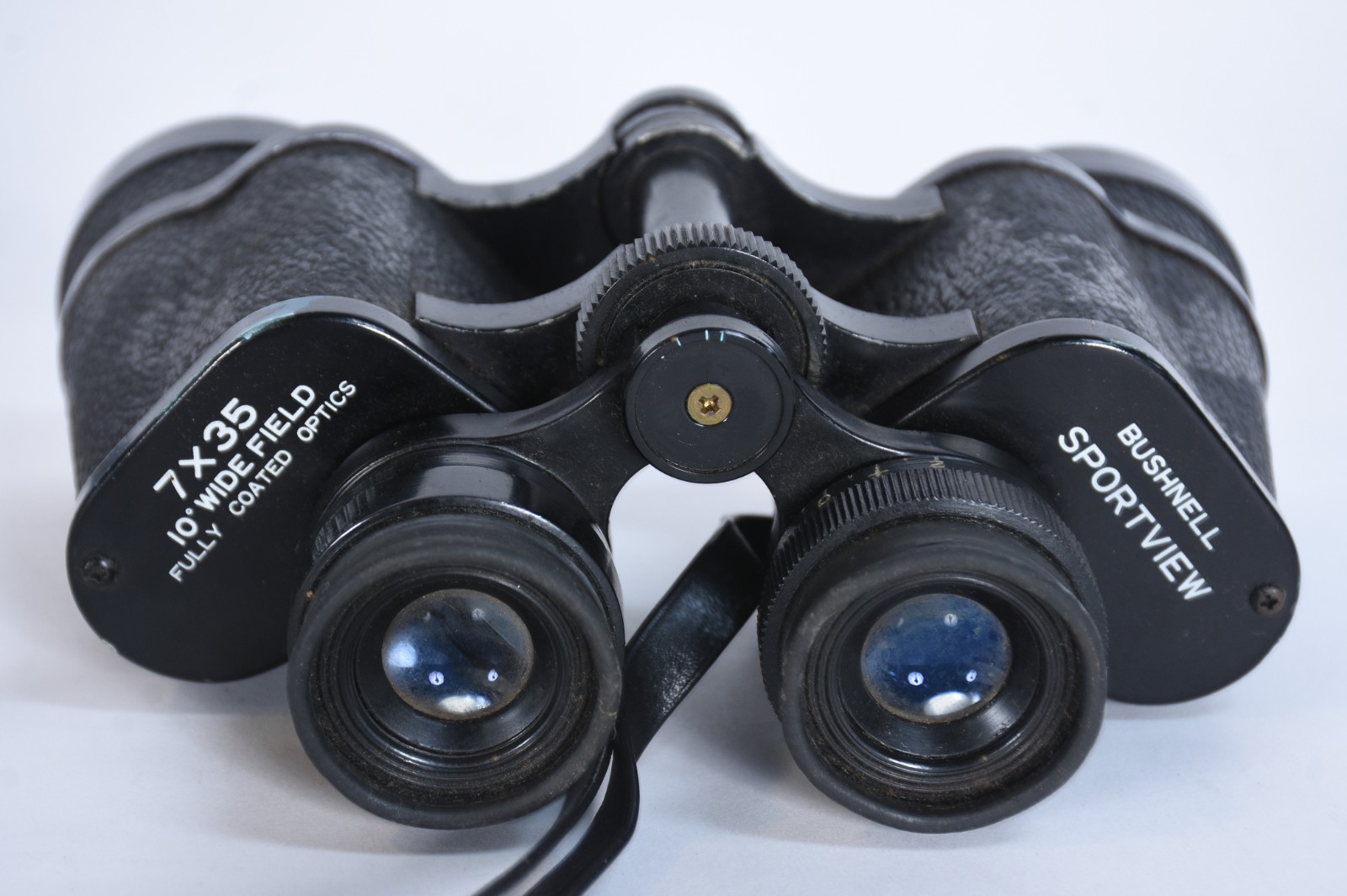 Duas peças, sendo: binóculo americano Bushnell Sportview (no estojo)... - foto 11 de 11
