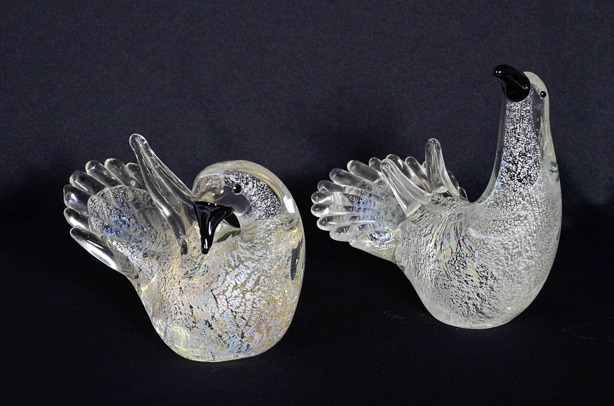 Casal de pombos em murano com pó de prata. Alts. 11 e 15 cm.