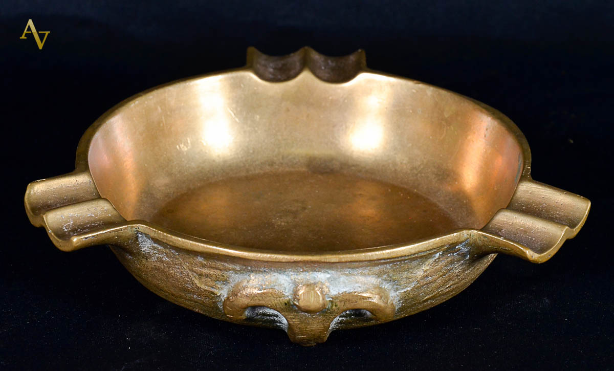 Cinzeiro de bronze c/ ancoras em relevos. Diam. 17 cm.