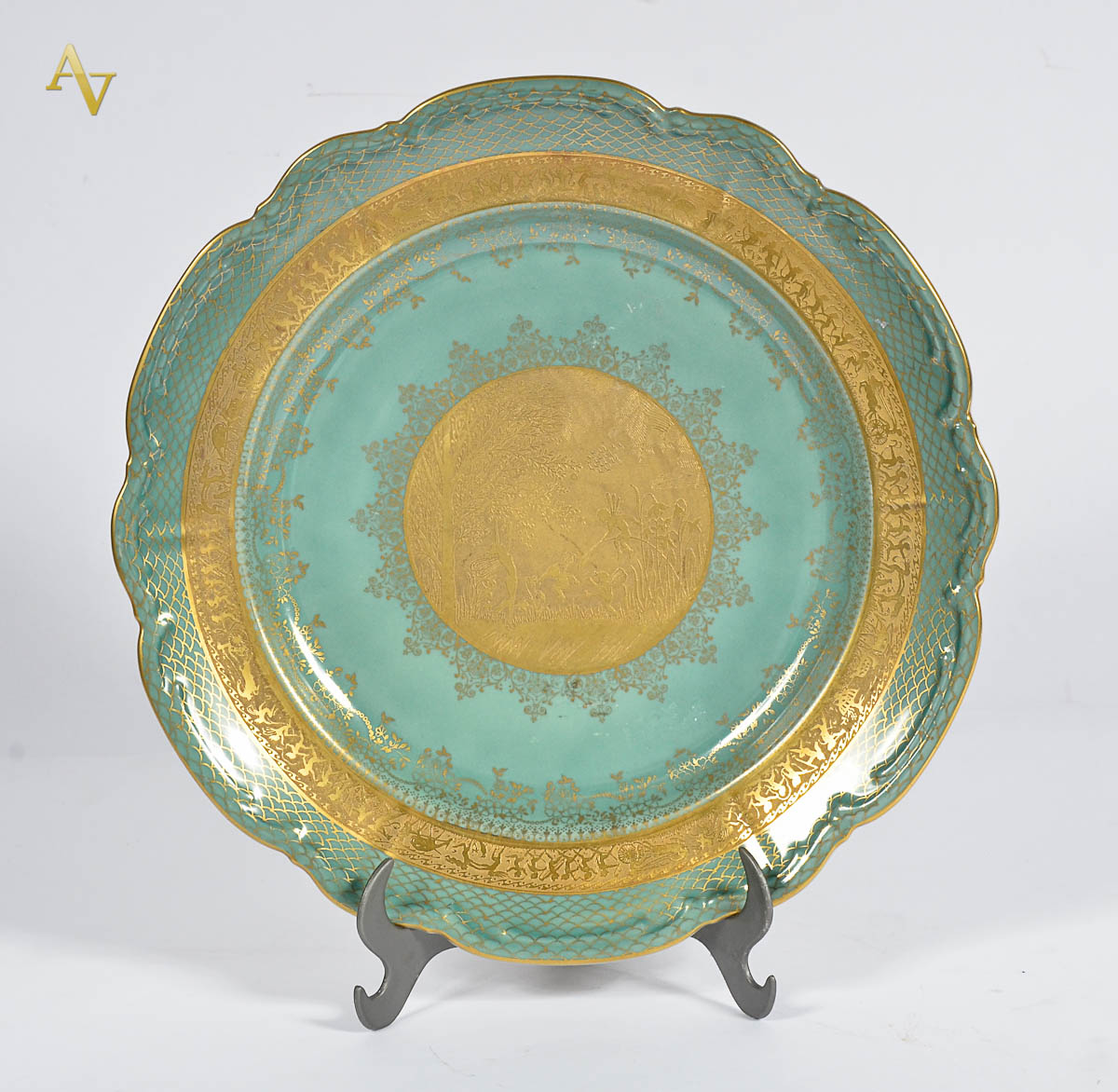 Medalhão em porcelana Rosenthal decorado nas cores verde e ouro...