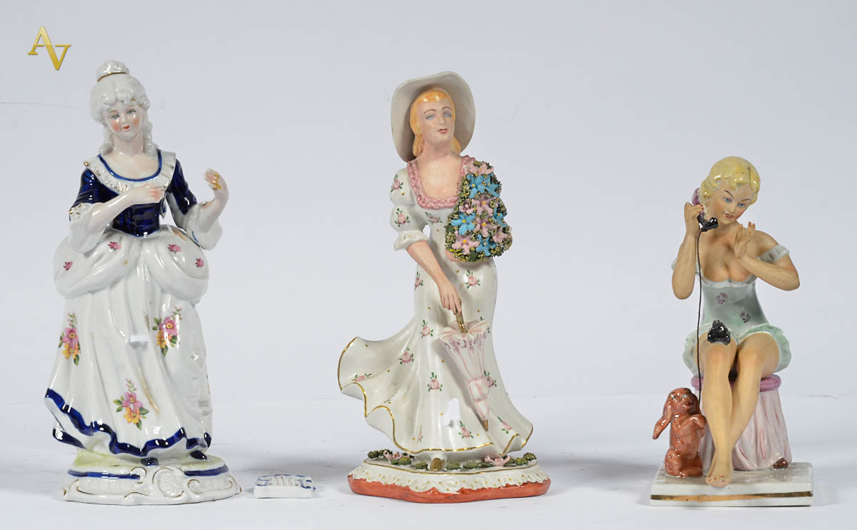 Três estatuetas de porcelana representando figuras femininas ( duas...