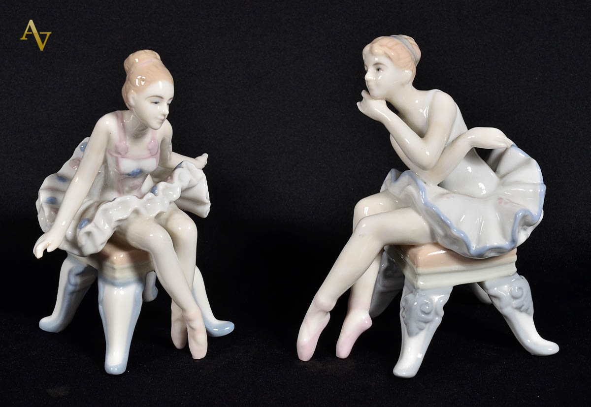 Duas peças sendo, bailarinas de porcelana espanhola. Alts. 15 cm.