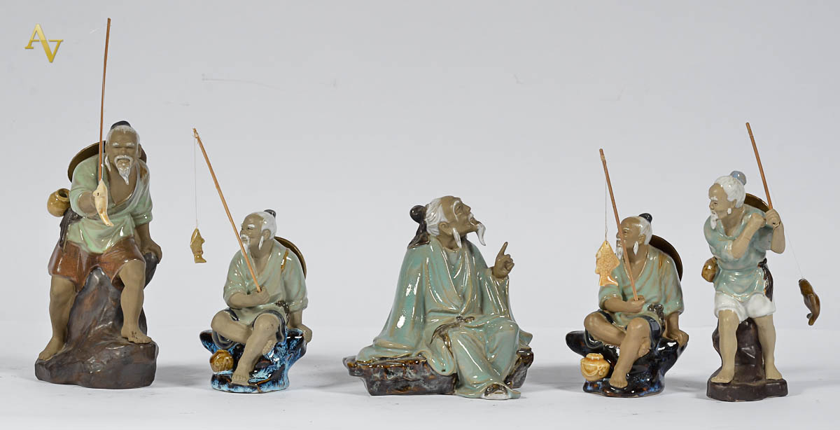 Cinco estatuetas de porcelana oriental, sendo 4 pescadores e 1 sábio...