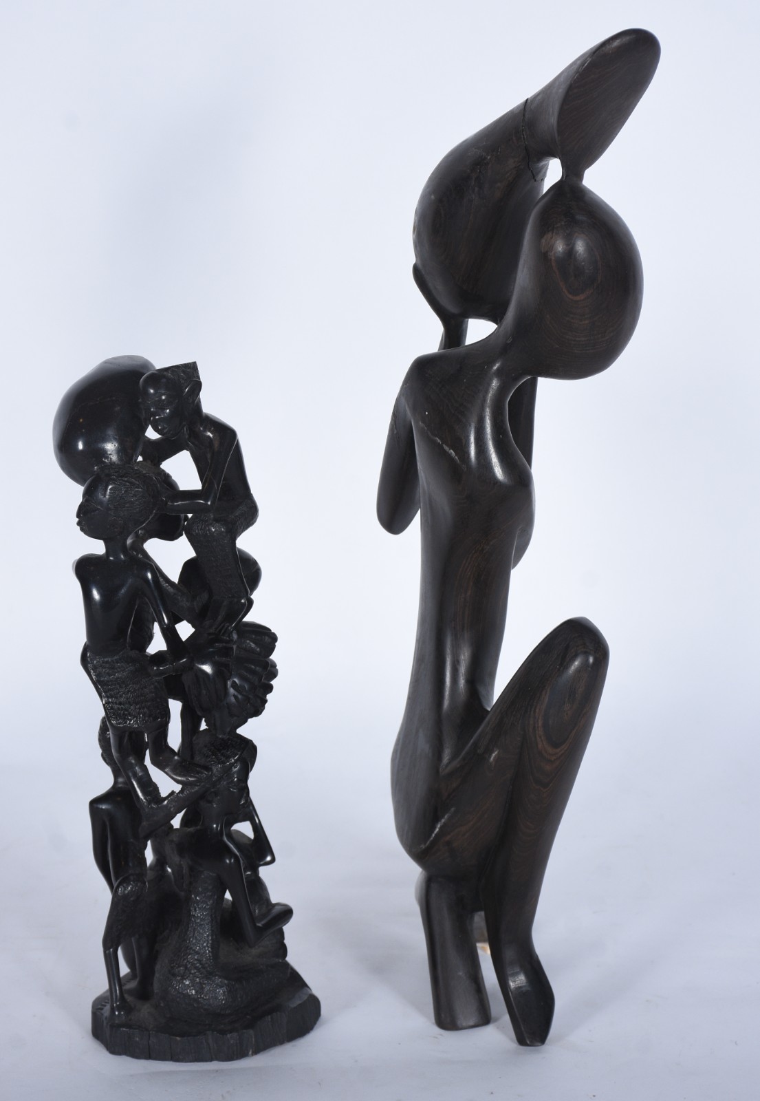 Duas esculturas de madeira entalhada, sendo a menor com figuras em... - foto 2 de 6