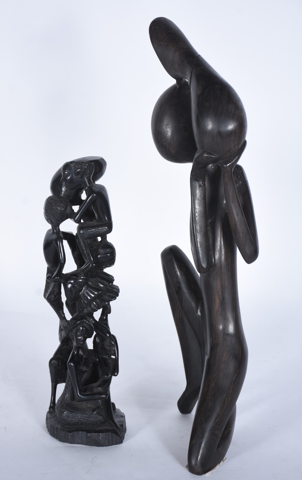 Duas esculturas de madeira entalhada, sendo a menor com figuras em... - foto 4 de 6