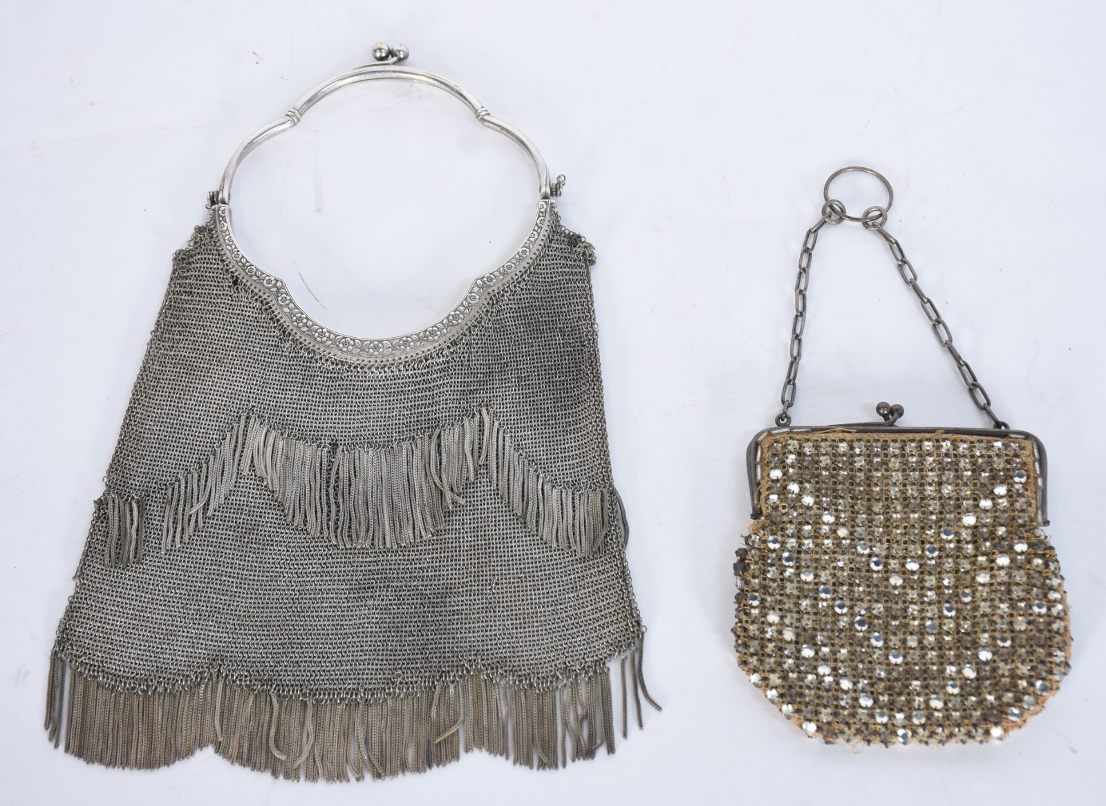 Duas bolsas, sendo uma em malha de metal e outra de prata com... - foto 1 de 4