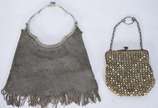 Duas bolsas, sendo uma em malha de metal e outr... - Duas bolsas, sendo uma em malha de metal e outra de prata com aplicação de pedras.