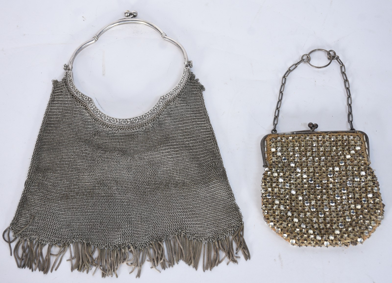Duas bolsas, sendo uma em malha de metal e outra de prata com... - foto 2 de 4