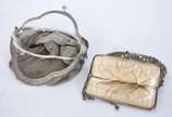 Duas bolsas, sendo uma em malha de metal e outr... - Duas bolsas, sendo uma em malha de metal e outra de prata com aplicação de pedras.
