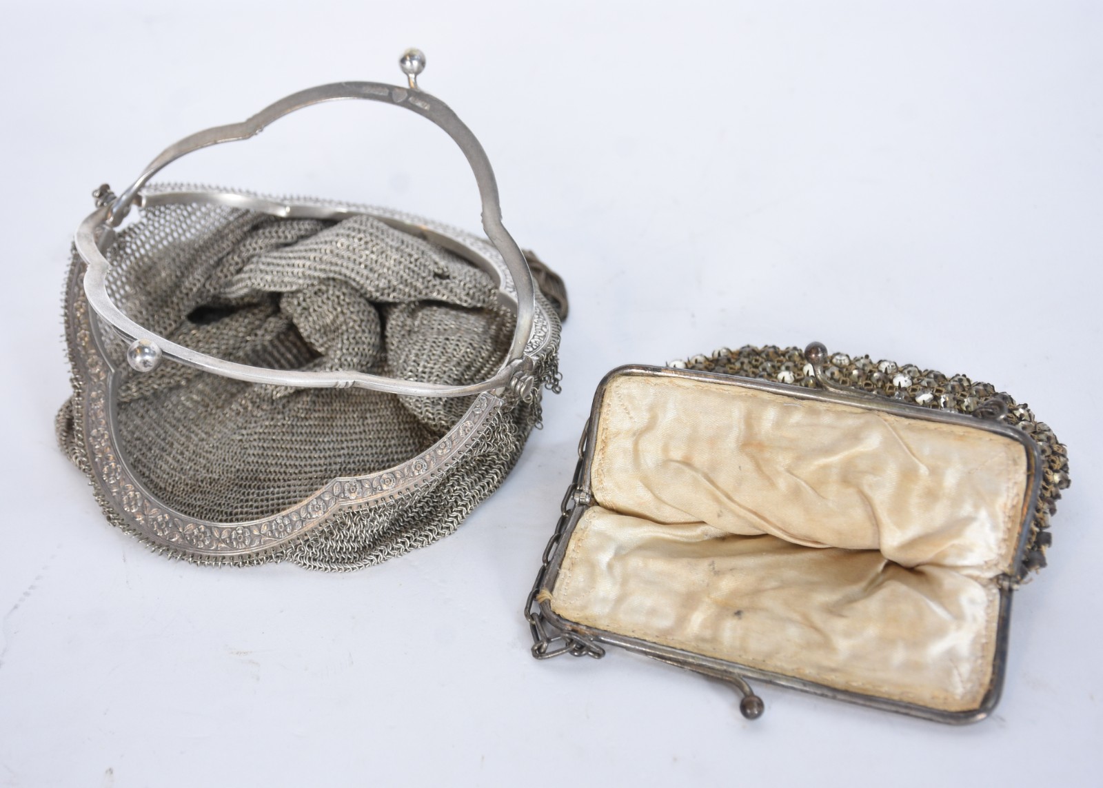Duas bolsas, sendo uma em malha de metal e outra de prata com... - foto 3 de 4