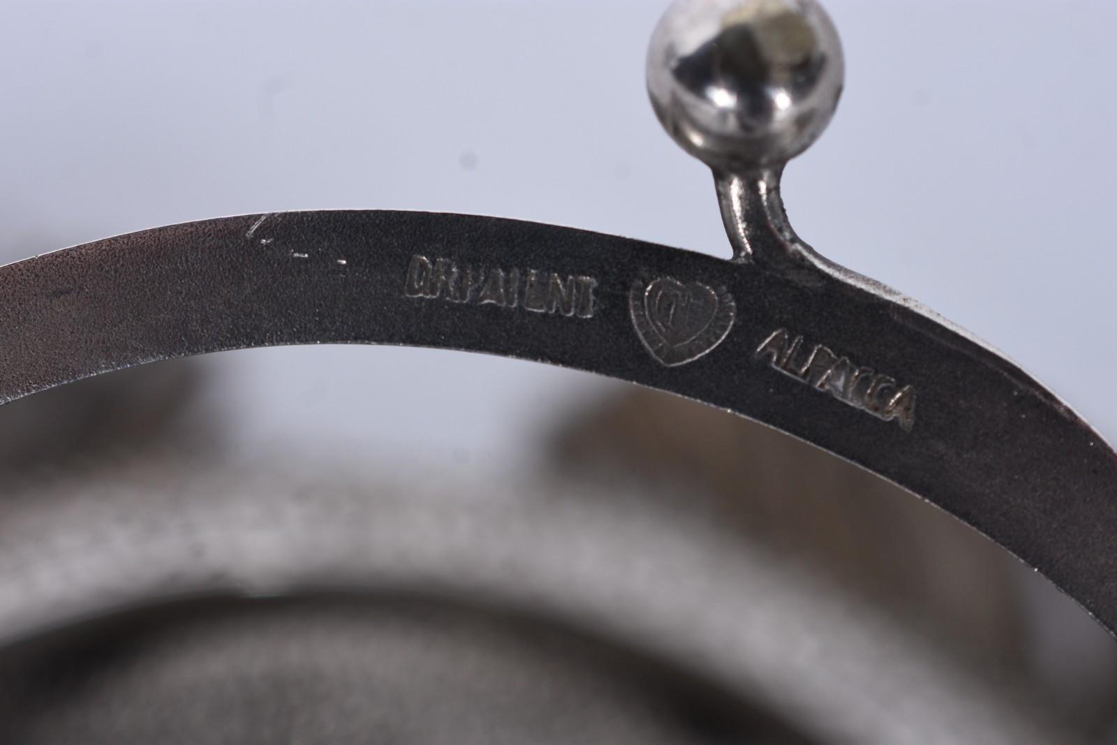 Duas bolsas, sendo uma em malha de metal e outra de prata com... - foto 4 de 4