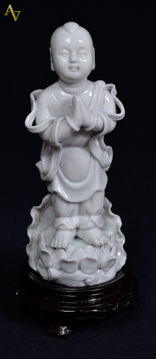 Estatueta de porcelana chinesa BLANC DE CHINE repres. menino orando...