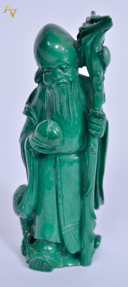 Estatueta de malaquita repres.ancião, base de madeira, alt.12 cm.