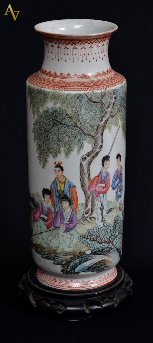 Vaso de porcelana oriental com figuras em policromia, base de...