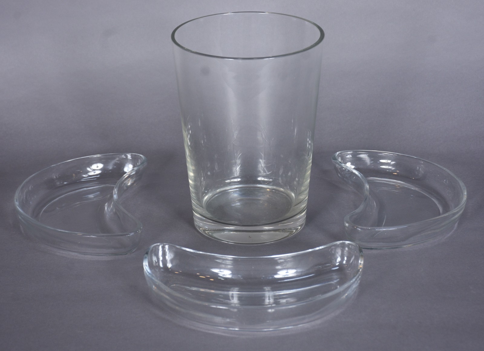 Quatro peças, sendo: vaso e 3 porta petiscos de cristal. - foto 3 de 8