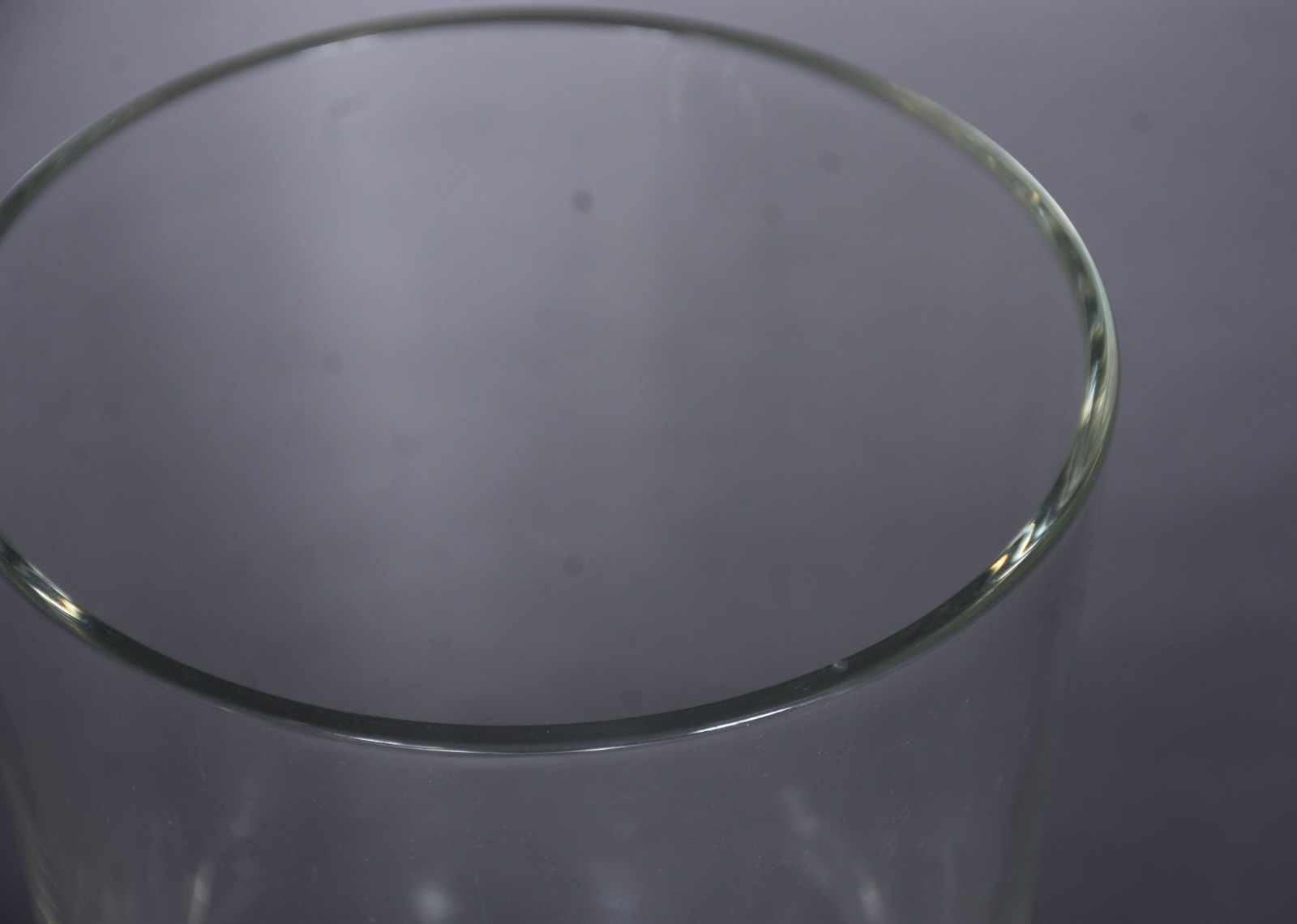 Quatro peças, sendo: vaso e 3 porta petiscos de cristal. - foto 6 de 8