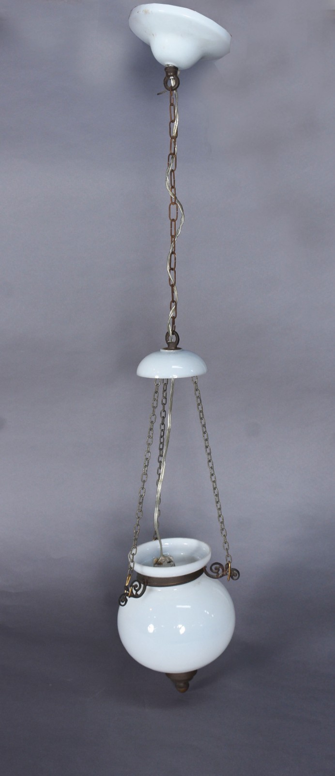 Lanterna de teto de vidro opalinado branco e guarnição de metal. - foto 4 de 4