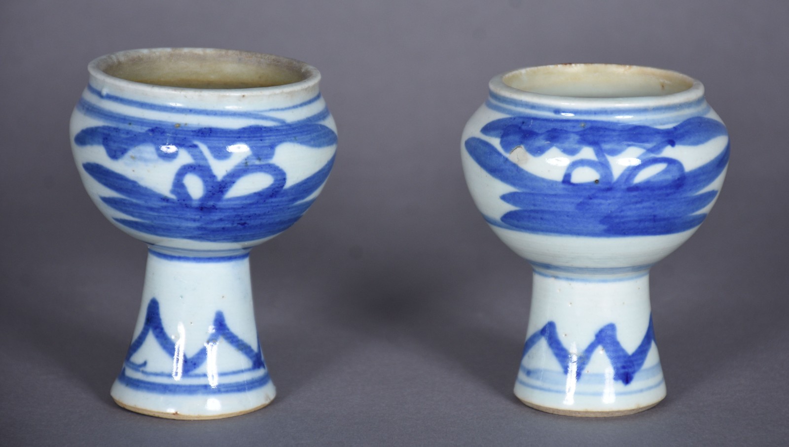 Par de cálices de porcelana chinesa azul e branca. - foto 1 de 4
