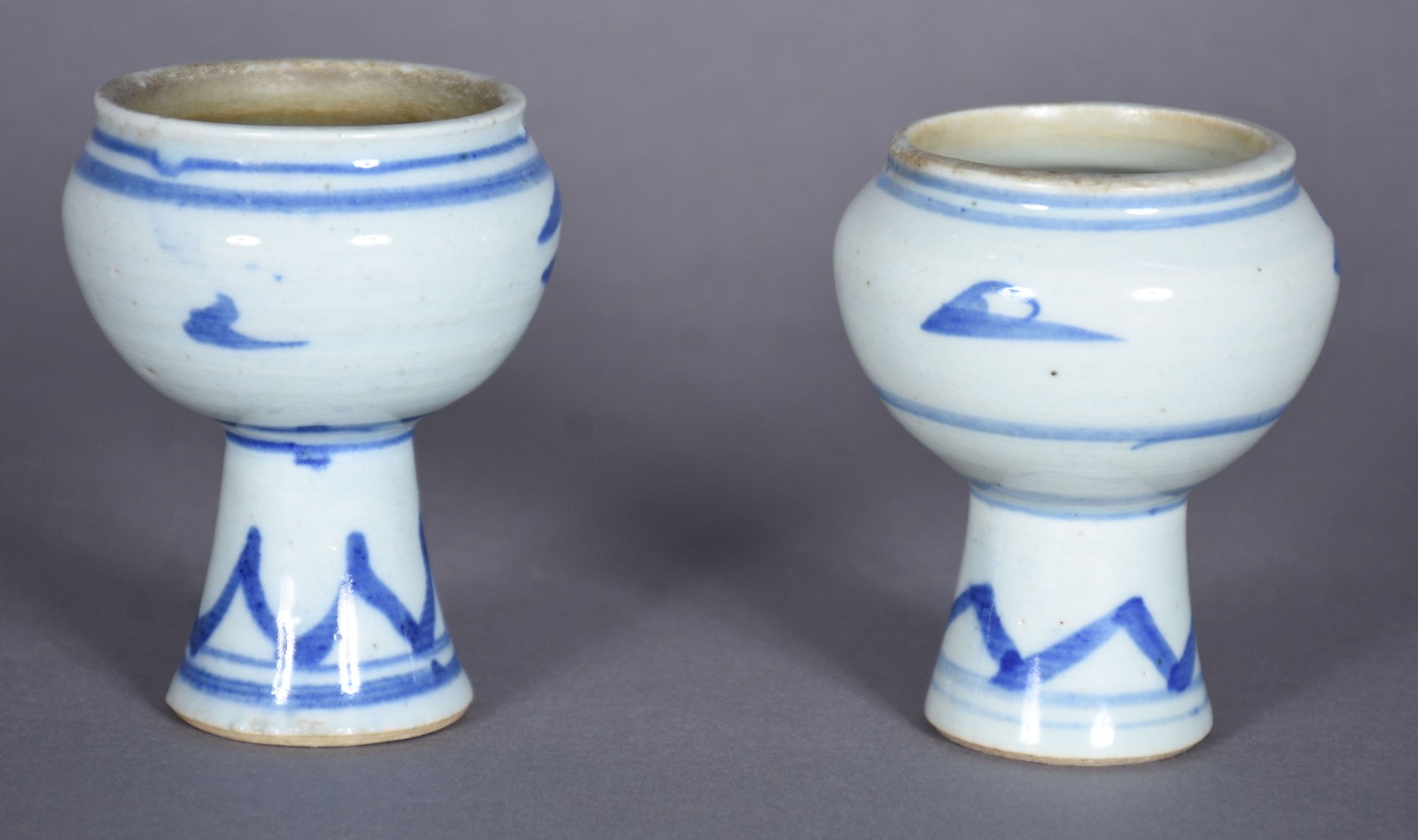 Par de cálices de porcelana chinesa azul e branca. - foto 2 de 4