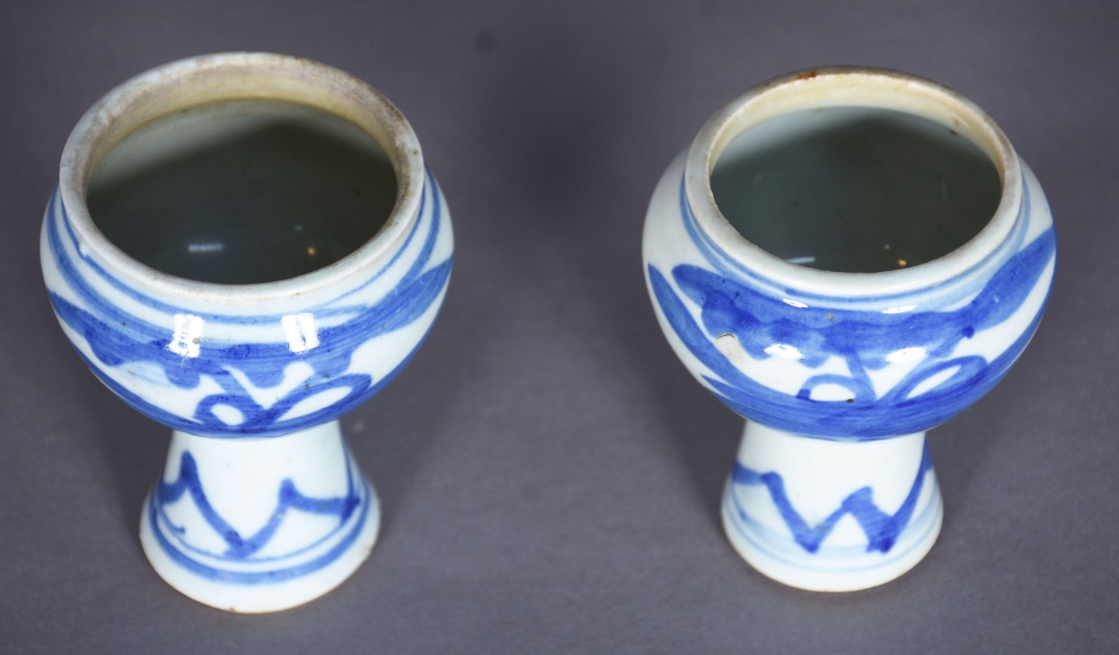 Par de cálices de porcelana chinesa azul e branca. - foto 3 de 4