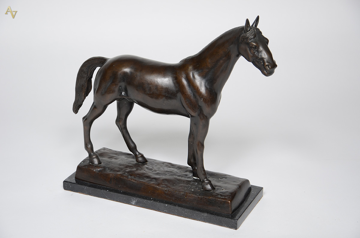 Escultura de bronze representando cavalo. Altura total 39 cm. - foto 1 de 2