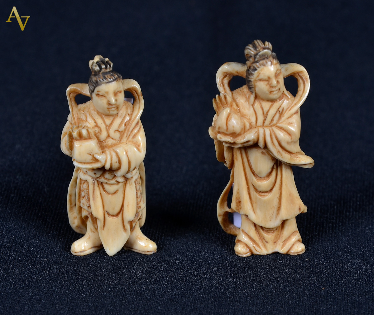 Duas miniaturas em marfim repres.gueixas. Alt. 4 cm.
