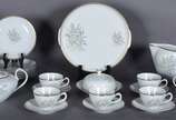 Serviço de chá de porcelana Renner composto de:... - Serviço de chá de porcelana Renner composto de: 5 xícaras de chá com pires, prato grande, 6 pratos para bolo, bule, leiteira, manteigueira e açu...