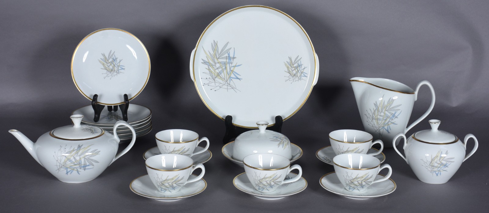Serviço de chá de porcelana Renner composto de: 5 xícaras de chá com... - foto 1 de 12