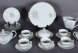 Serviço de chá de porcelana Renner composto de:... - Serviço de chá de porcelana Renner composto de: 5 xícaras de chá com pires, prato grande, 6 pratos para bolo, bule, leiteira, manteigueira e açu...