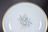 Serviço de chá de porcelana Renner composto de:... - Serviço de chá de porcelana Renner composto de: 5 xícaras de chá com pires, prato grande, 6 pratos para bolo, bule, leiteira, manteigueira e açu...