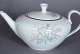 Serviço de chá de porcelana Renner composto de:... - Serviço de chá de porcelana Renner composto de: 5 xícaras de chá com pires, prato grande, 6 pratos para bolo, bule, leiteira, manteigueira e açu...