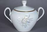 Serviço de chá de porcelana Renner composto de:... - Serviço de chá de porcelana Renner composto de: 5 xícaras de chá com pires, prato grande, 6 pratos para bolo, bule, leiteira, manteigueira e açu...