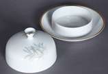 Serviço de chá de porcelana Renner composto de:... - Serviço de chá de porcelana Renner composto de: 5 xícaras de chá com pires, prato grande, 6 pratos para bolo, bule, leiteira, manteigueira e açu...