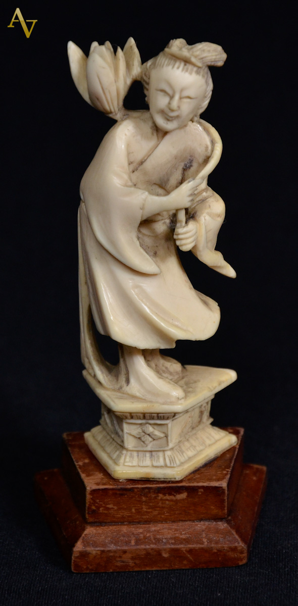 Estatueta de marfim representando mulher com flores - assinado em...