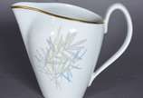 Serviço de chá de porcelana Renner composto de:... - Serviço de chá de porcelana Renner composto de: 5 xícaras de chá com pires, prato grande, 6 pratos para bolo, bule, leiteira, manteigueira e açu...