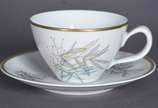 Serviço de chá de porcelana Renner composto de:... - Serviço de chá de porcelana Renner composto de: 5 xícaras de chá com pires, prato grande, 6 pratos para bolo, bule, leiteira, manteigueira e açu...