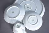 Serviço de chá de porcelana Renner composto de:... - Serviço de chá de porcelana Renner composto de: 5 xícaras de chá com pires, prato grande, 6 pratos para bolo, bule, leiteira, manteigueira e açu...