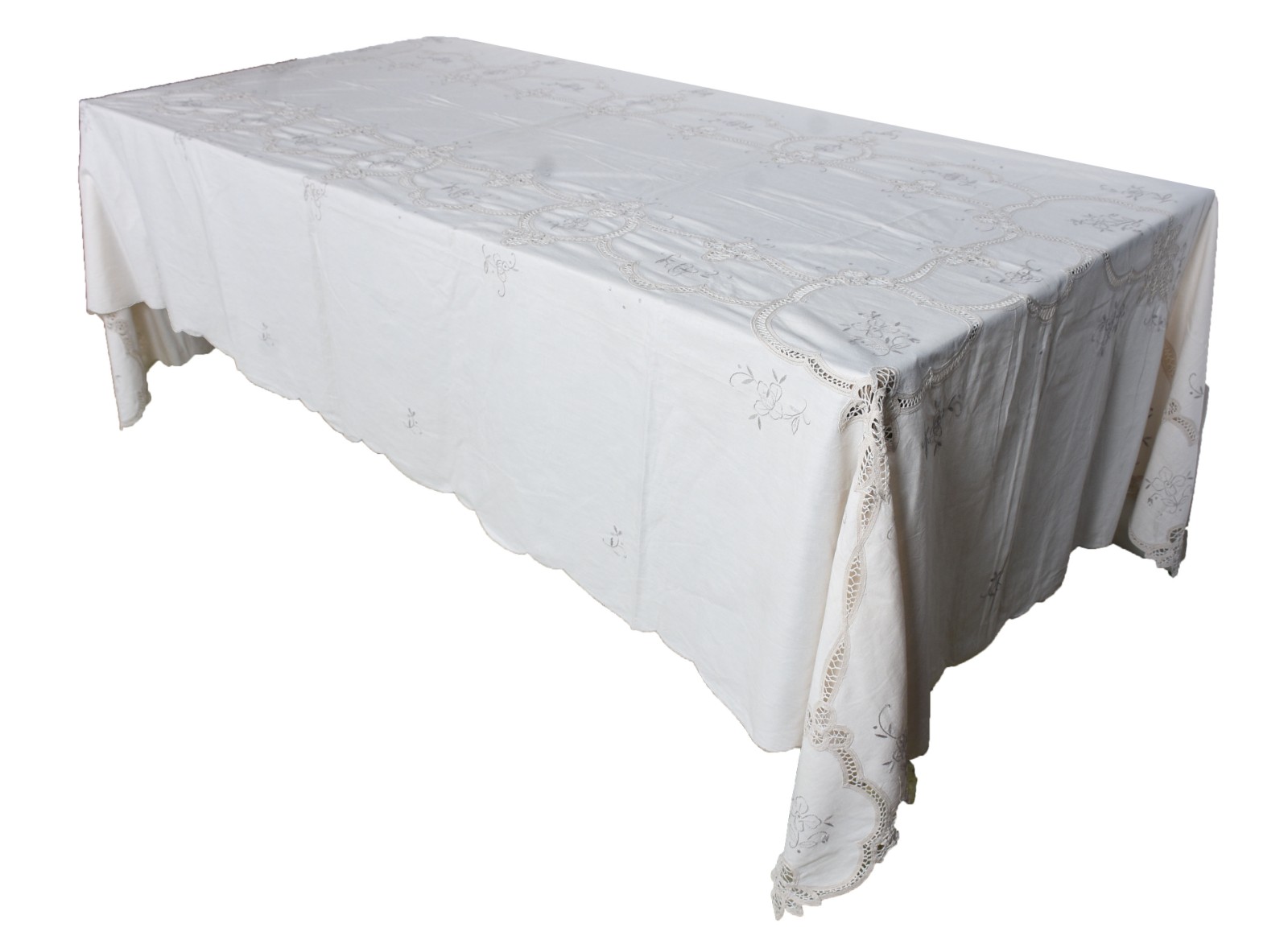 Toalha de mesa de linho bege com bordados e rendas. - foto 1 de 9