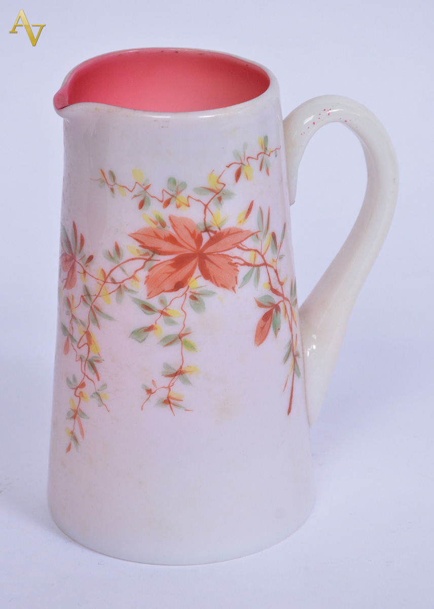 Leiteira de opalina com flores em policromia, alt.17 cm.