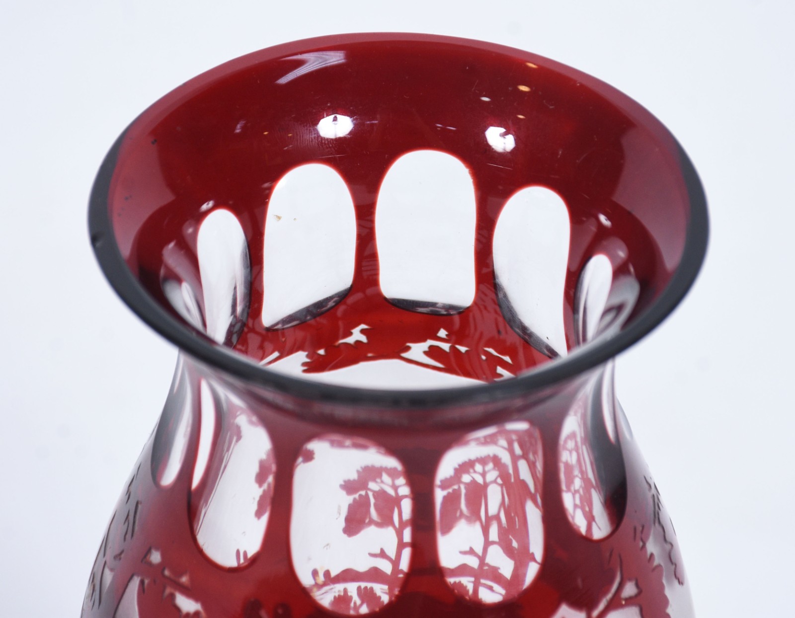 Vaso de cristal tcheco doublé rubi decorado com paisagem e lapidação... - foto 3 de 5
