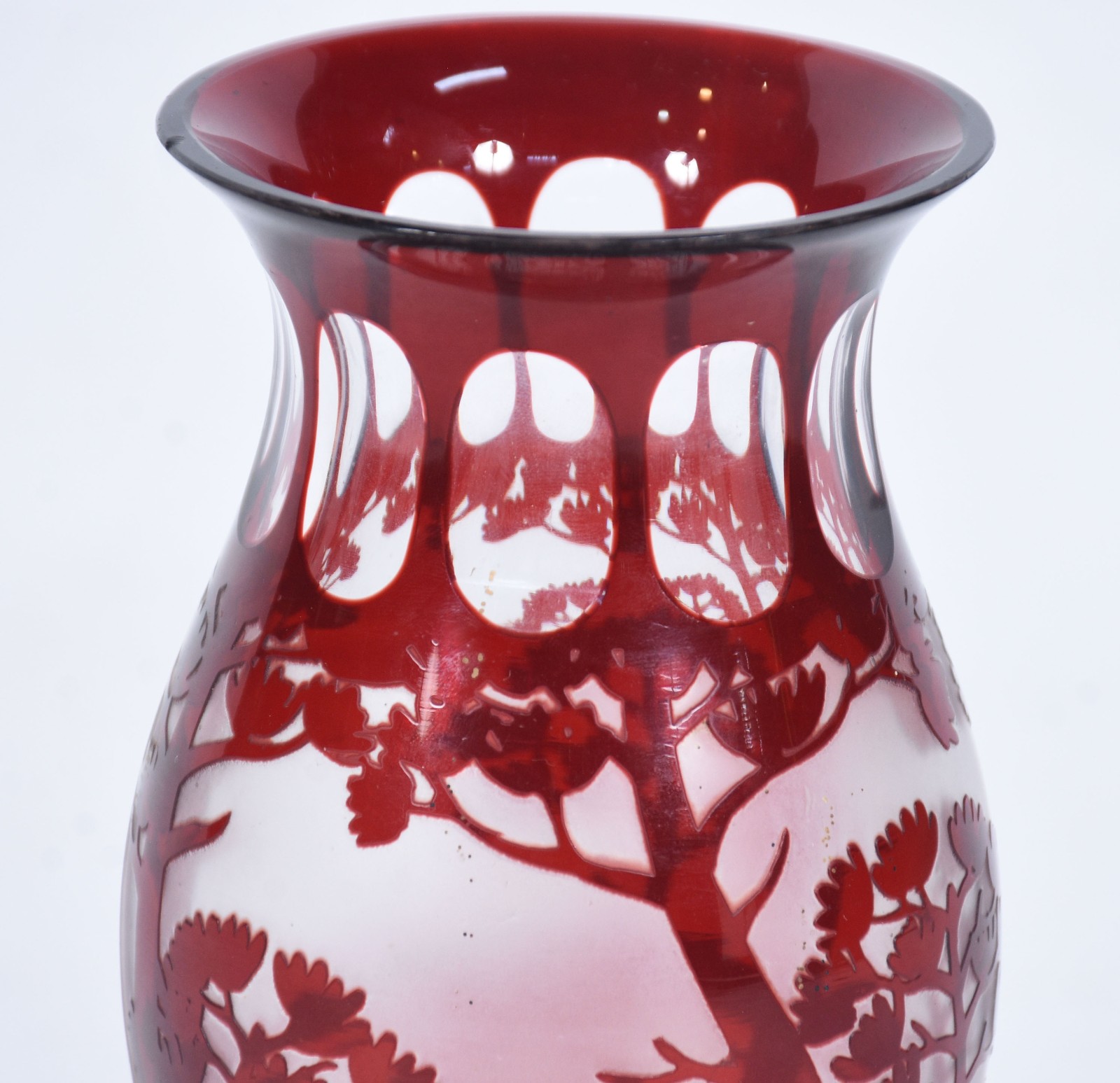 Vaso de cristal tcheco doublé rubi decorado com paisagem e lapidação... - foto 4 de 5