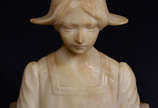 Escultura em alabastro representando jovem hola... - Escultura em alabastro representando jovem holandesa. Alt. 18 cm.