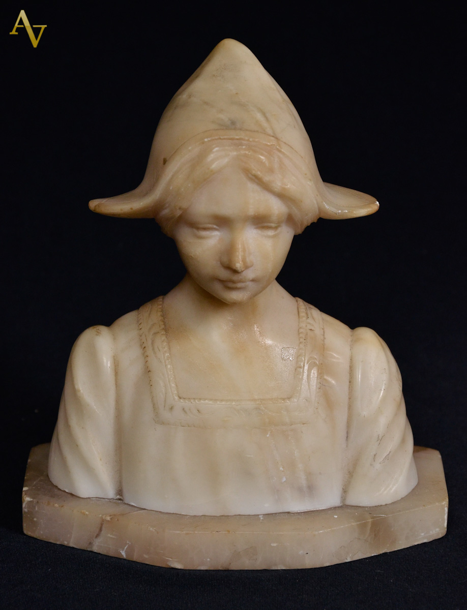 Escultura em alabastro representando jovem holandesa. Alt. 18 cm.
