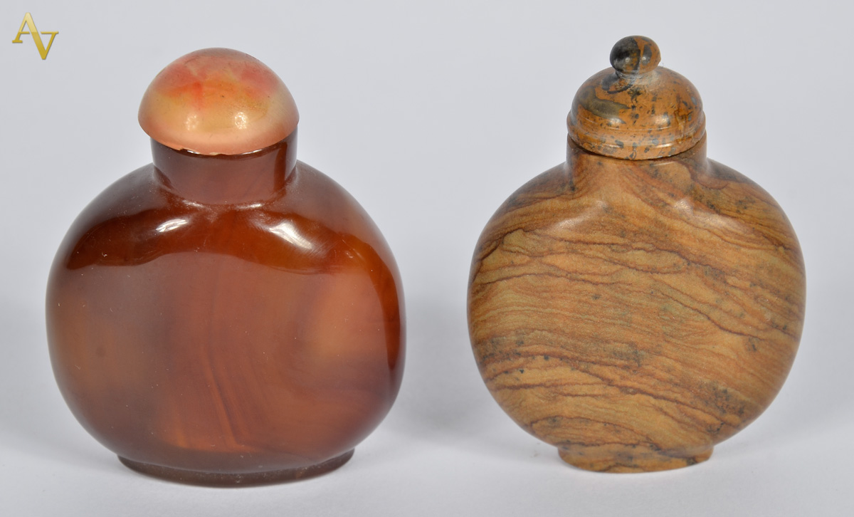Dois Snuff bottles em agata e pedra dura. Alt. 8 cm.