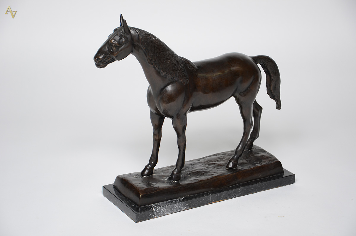 Escultura de bronze representando cavalo. Altura total 39 cm. - foto 2 de 2