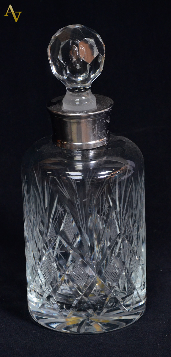Garrafa de cristal europeu lapidado com gargalo de metal prateado...