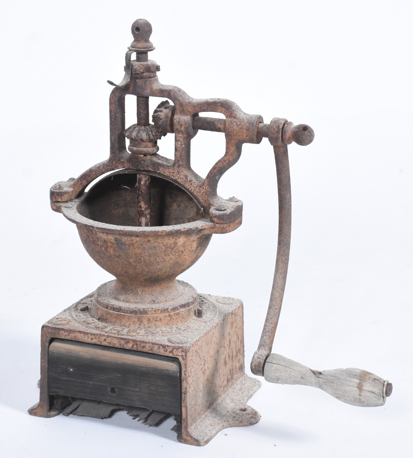 Antigo moedor de café de metal e gavetinha de madeira (metal oxidado... - foto 1 de 8
