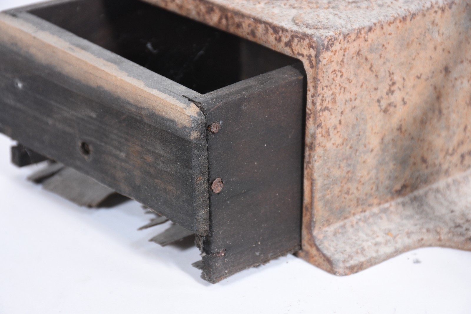 Antigo moedor de café de metal e gavetinha de madeira (metal oxidado... - foto 3 de 8