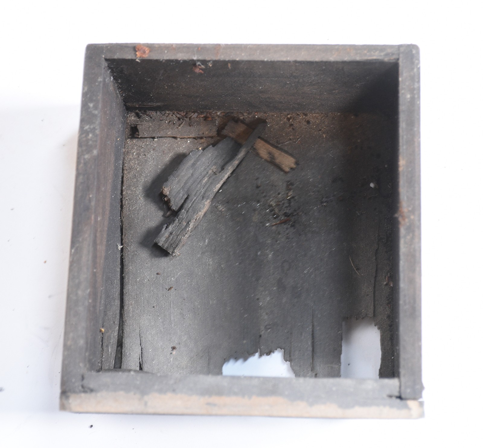 Antigo moedor de café de metal e gavetinha de madeira (metal oxidado... - foto 8 de 8